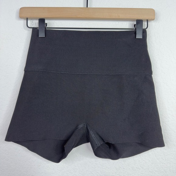 SKIMS Shorts Knit Womens S Black Knit Swim Mid Waist Slimming Athleisure Workout - Picture 1 of 4